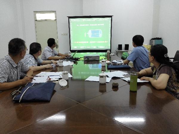 评委们在认真工作