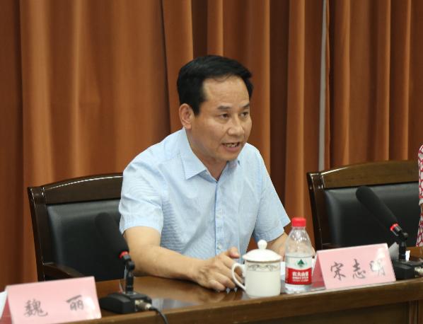 山东省教育工会主席宋志明主持会议